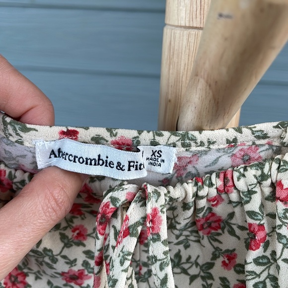 Abercrombie & Fitch Cropped Floral Cami - Picture 2 of 4